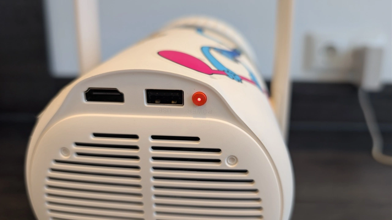 XGIMI Vibe One: Rückseite mit Power-Knopf