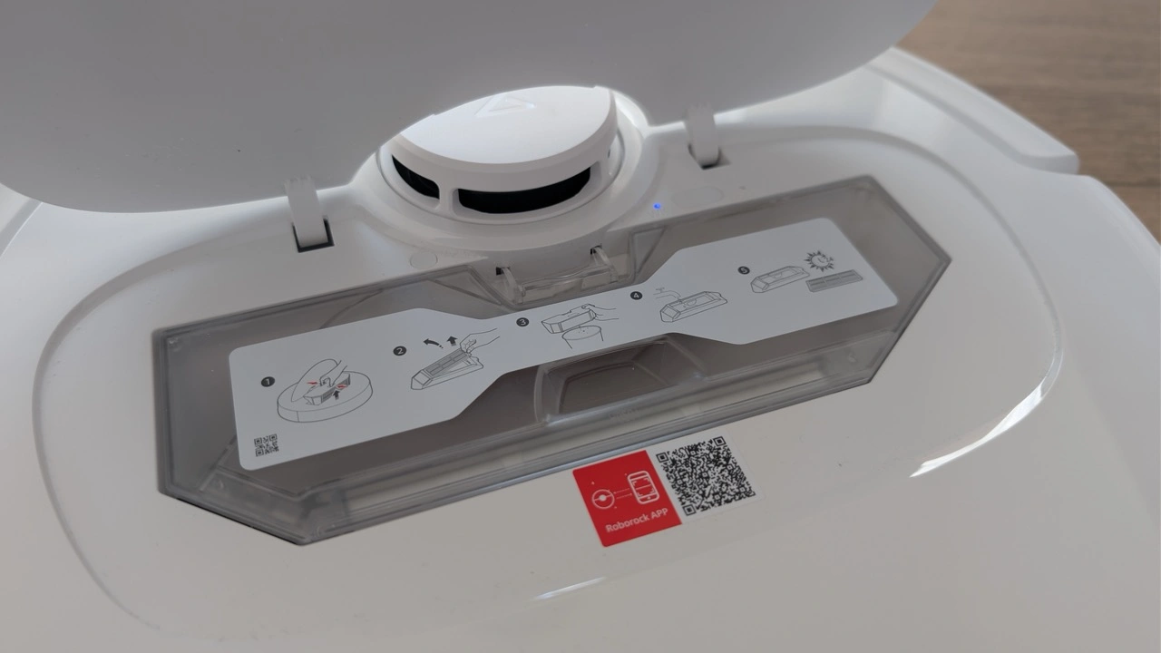 Roborock Qrevo S Pro: Staubbehälter unter der Abdeckung