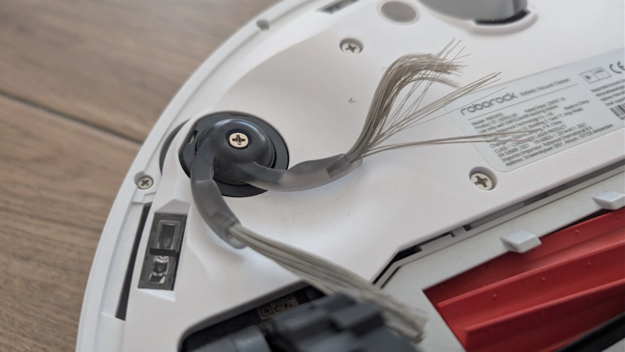 Roborock Qrevo S Pro: Seitenbürste und Unterseite