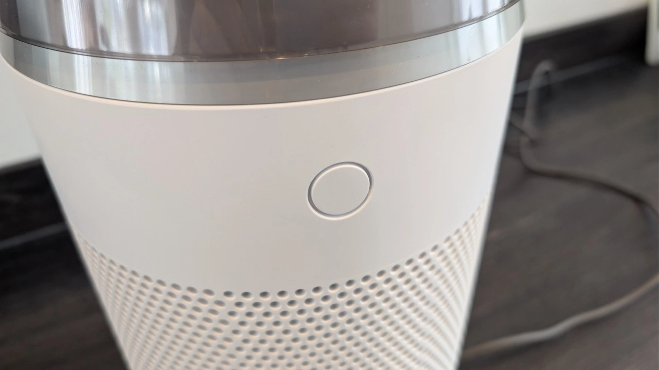 Dyson HushJet Purifier Compact: Zugangstaste am Gehäuse