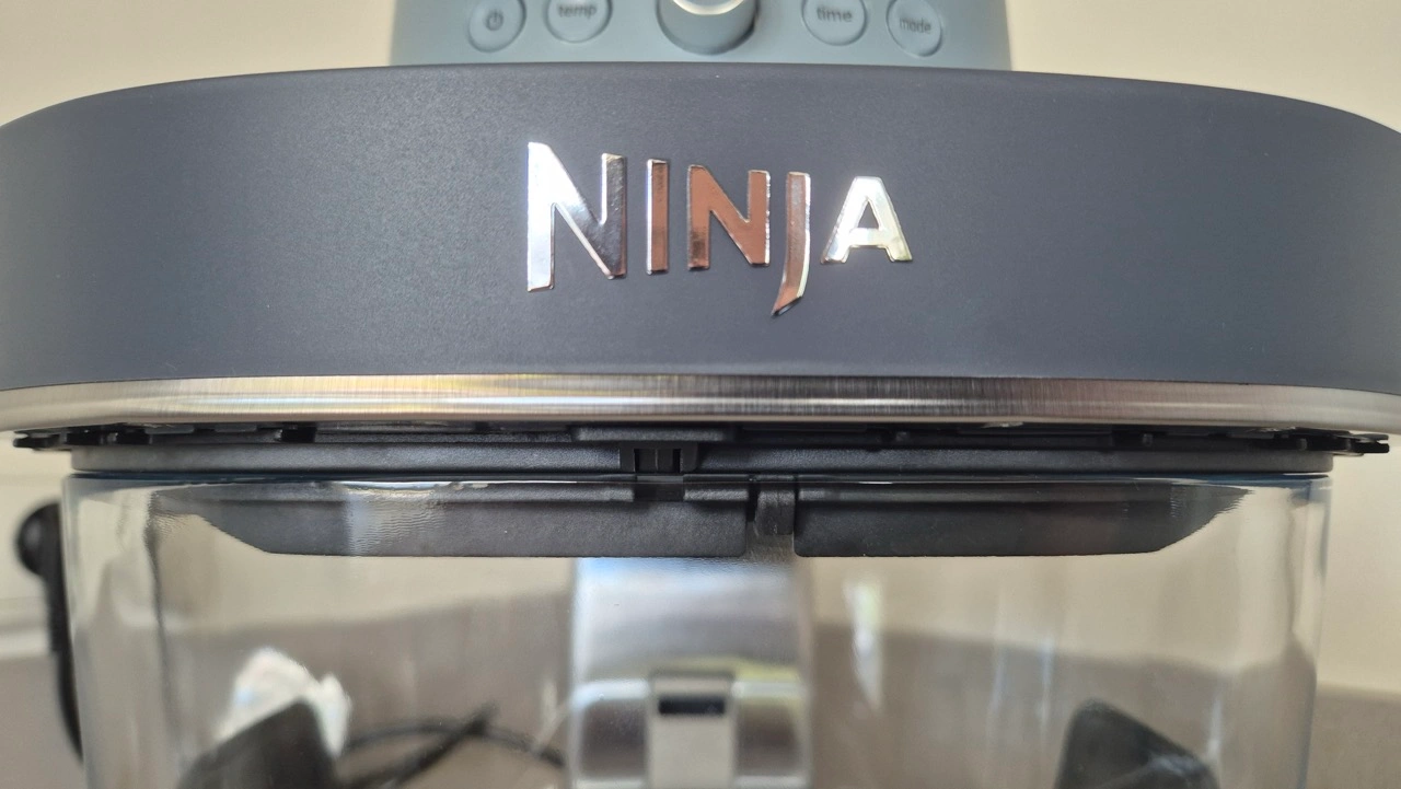 Ninja CRISPi PRO XL: Ninja-Logo am Gehäuse