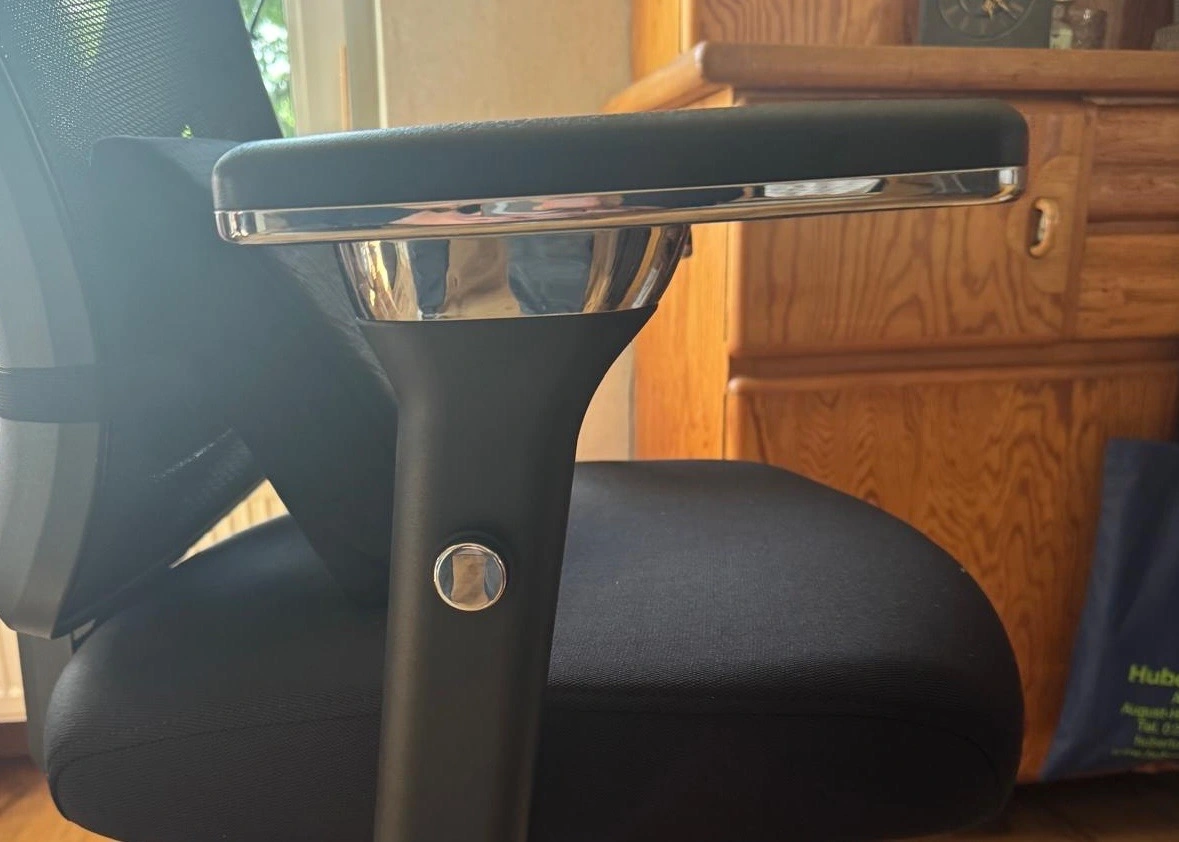 Clouvou CleverSeat: 4D-Armlehne mit Chromgestell