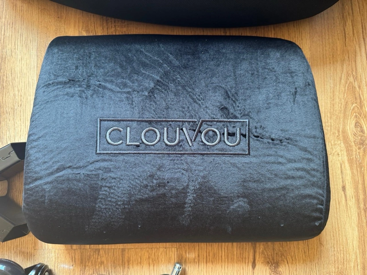 Clouvou CleverSeat: gepolsterte Rückenstütze mit Logo