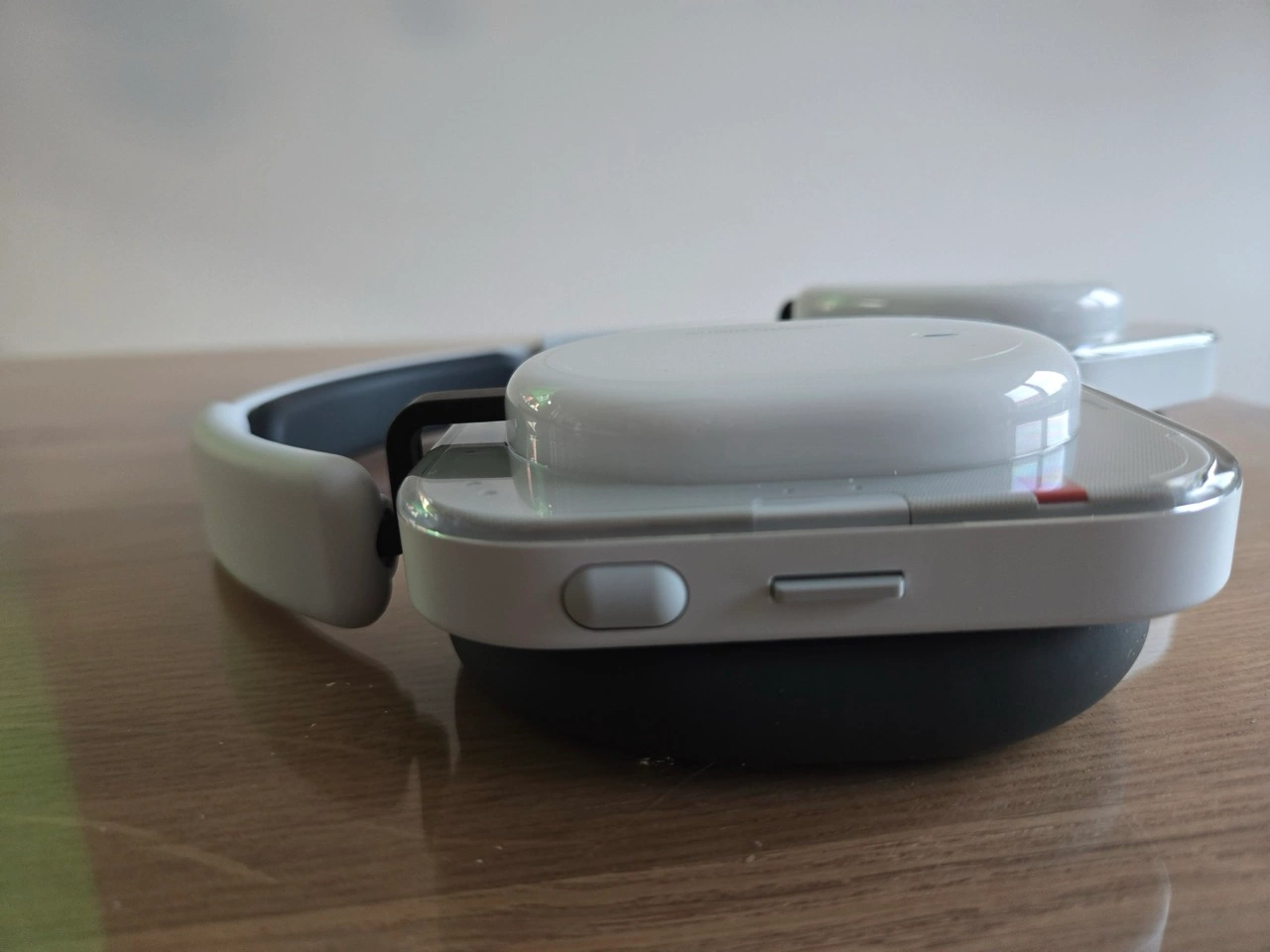 Nothing Headphone (a): Bedienelemente an der Ohrmuschel