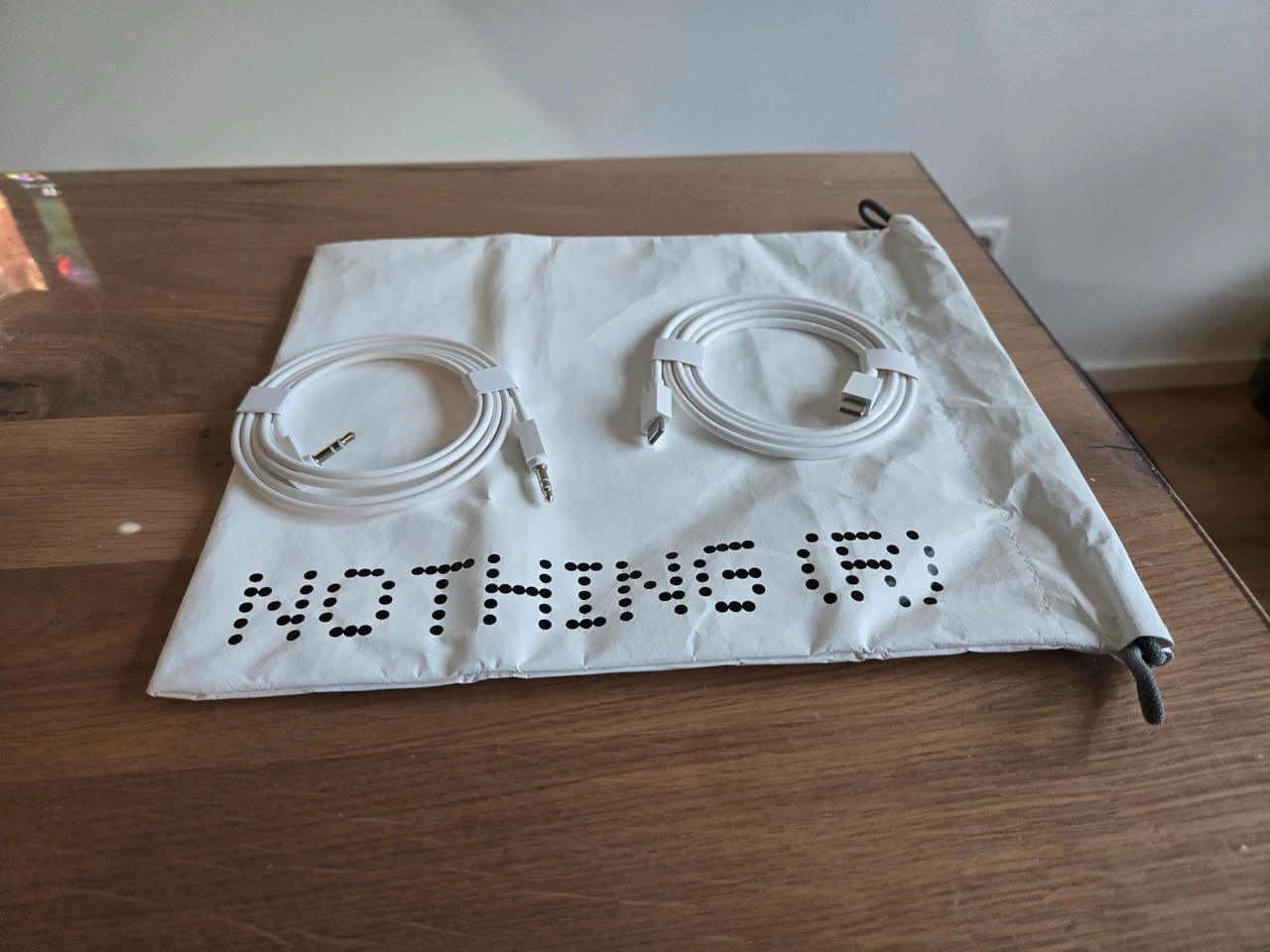 Nothing Headphone (a): Lieferumfang mit Kabeln und Schutzbeutel