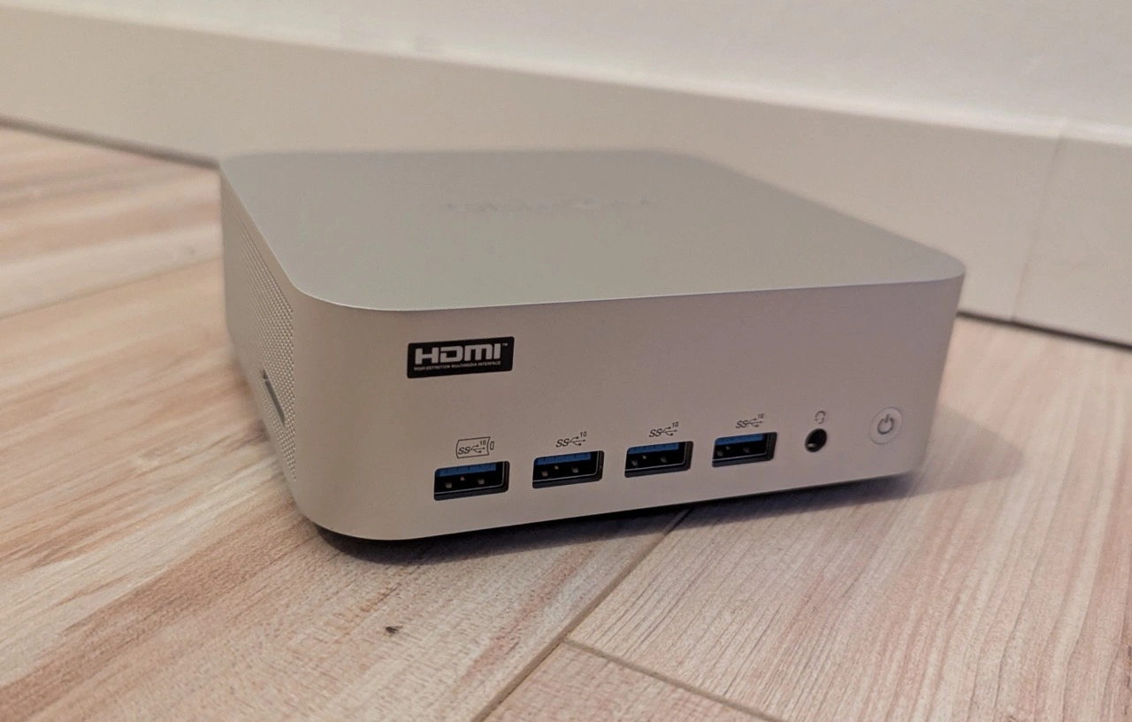 GEEKOM AI Mini PC A9 Max AMD Ryzen AI 9 HX 470: Frontanschlüsse und kompaktes Gehäuse