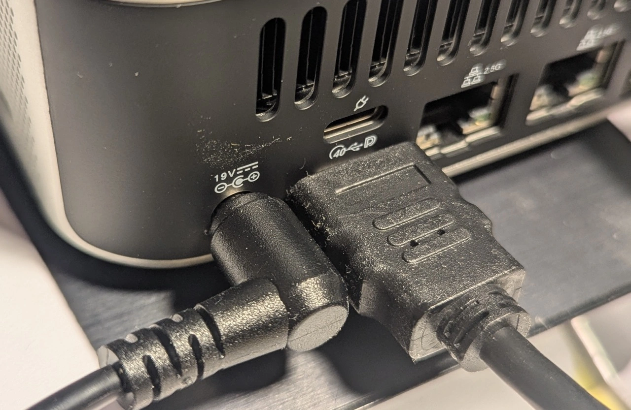 GEEKOM AI Mini PC A9 Max AMD Ryzen AI 9 HX 470: Gewinkelter Stromstecker neben HDMI