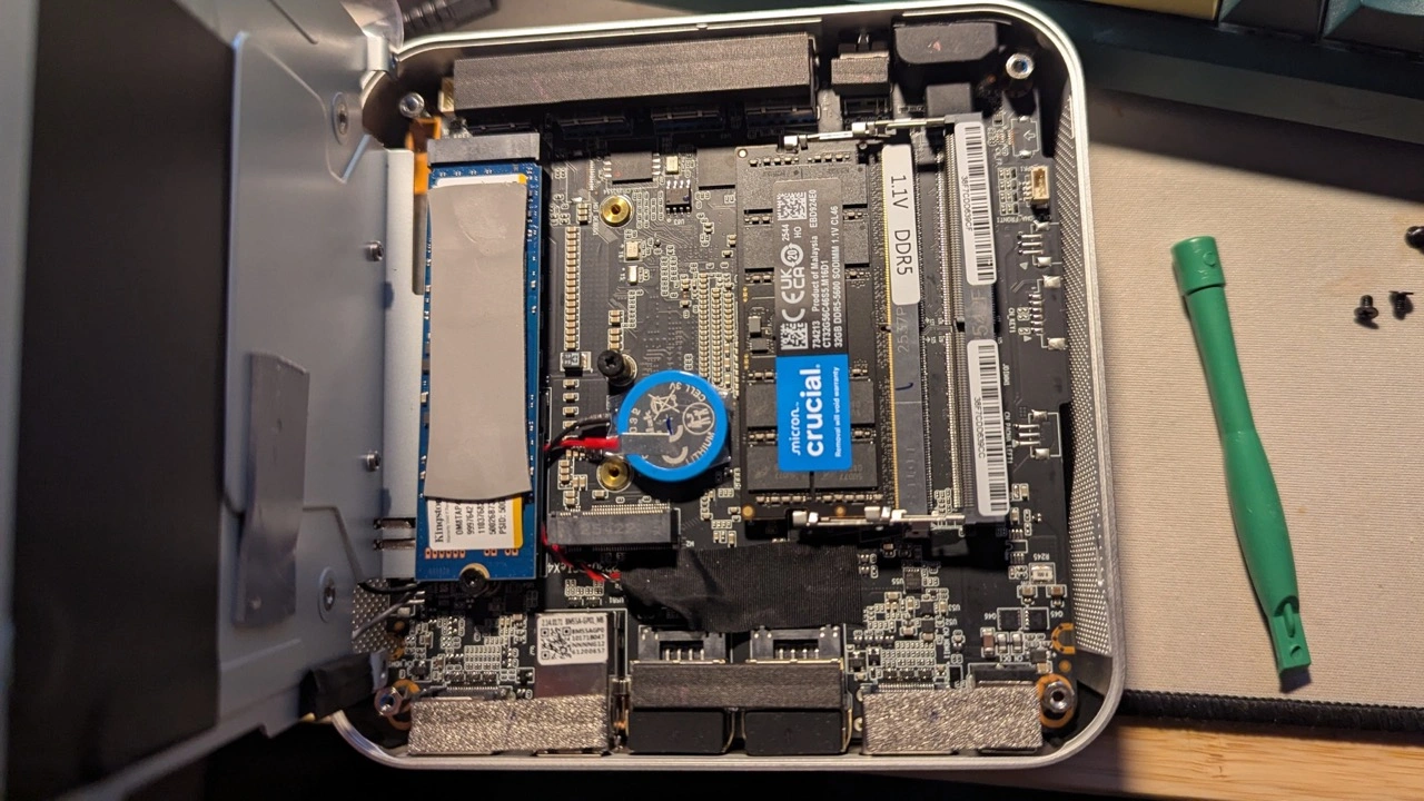 GEEKOM AI Mini PC A9 Max AMD Ryzen AI 9 HX 470: Geöffnetes Gehäuse mit SSD und RAM