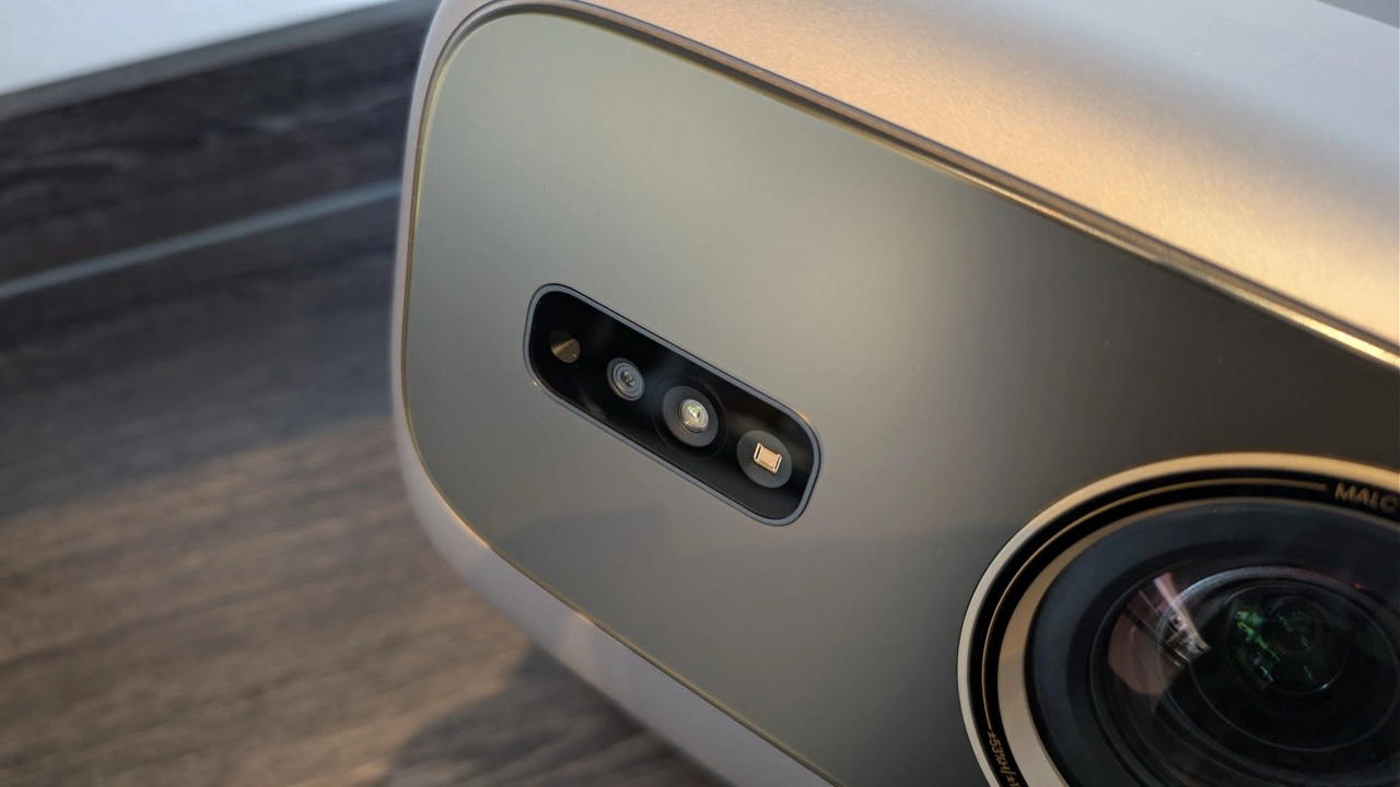 JMGO N3 Ultimate: Frontsensoren neben der Linse