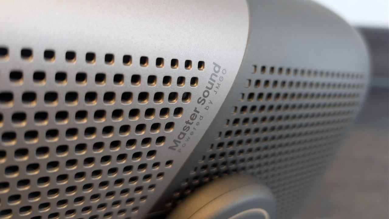 JMGO N3 Ultimate: Lautsprechergitter mit Master-Sound-Schriftzug