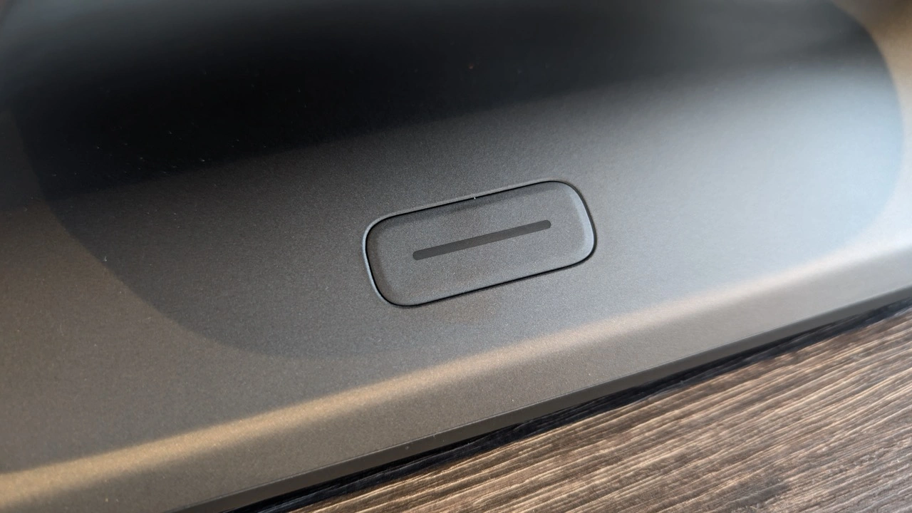 JMGO N3 Ultimate: Power-Knopf am Standfuß