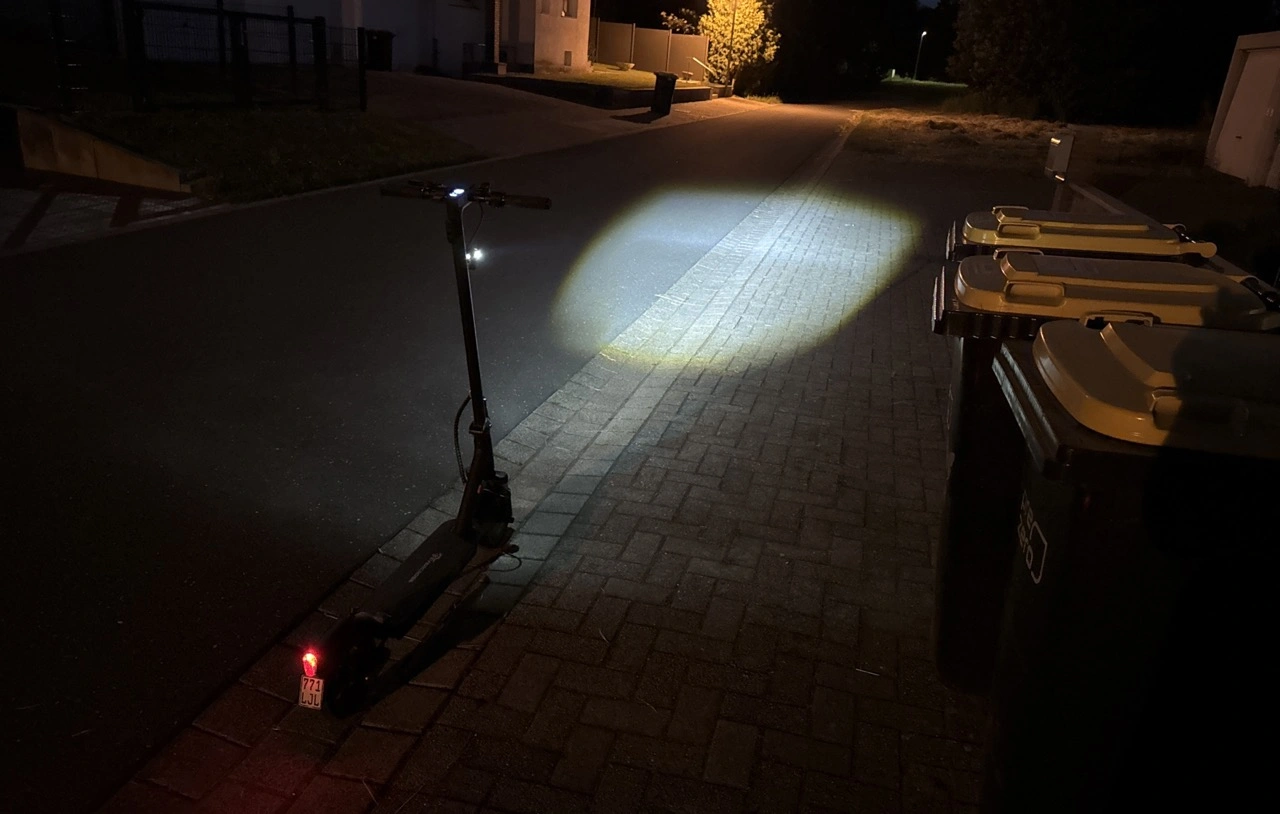 Evercross EV85F: eingeschaltete Frontleuchte bei Nacht