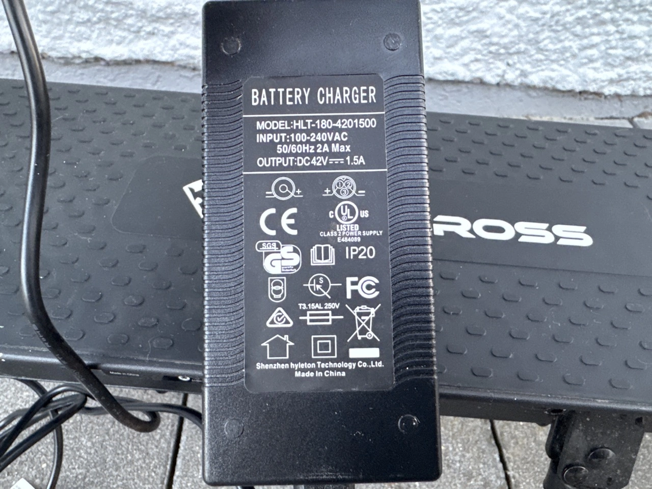 Evercross EV85F: Ladegerät auf dem Trittbrett