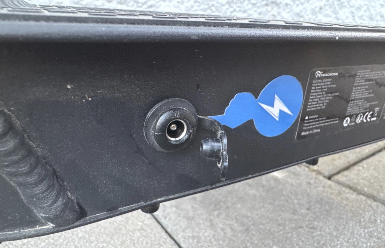 Evercross EV85F: Ladeport mit Gummiabdeckung