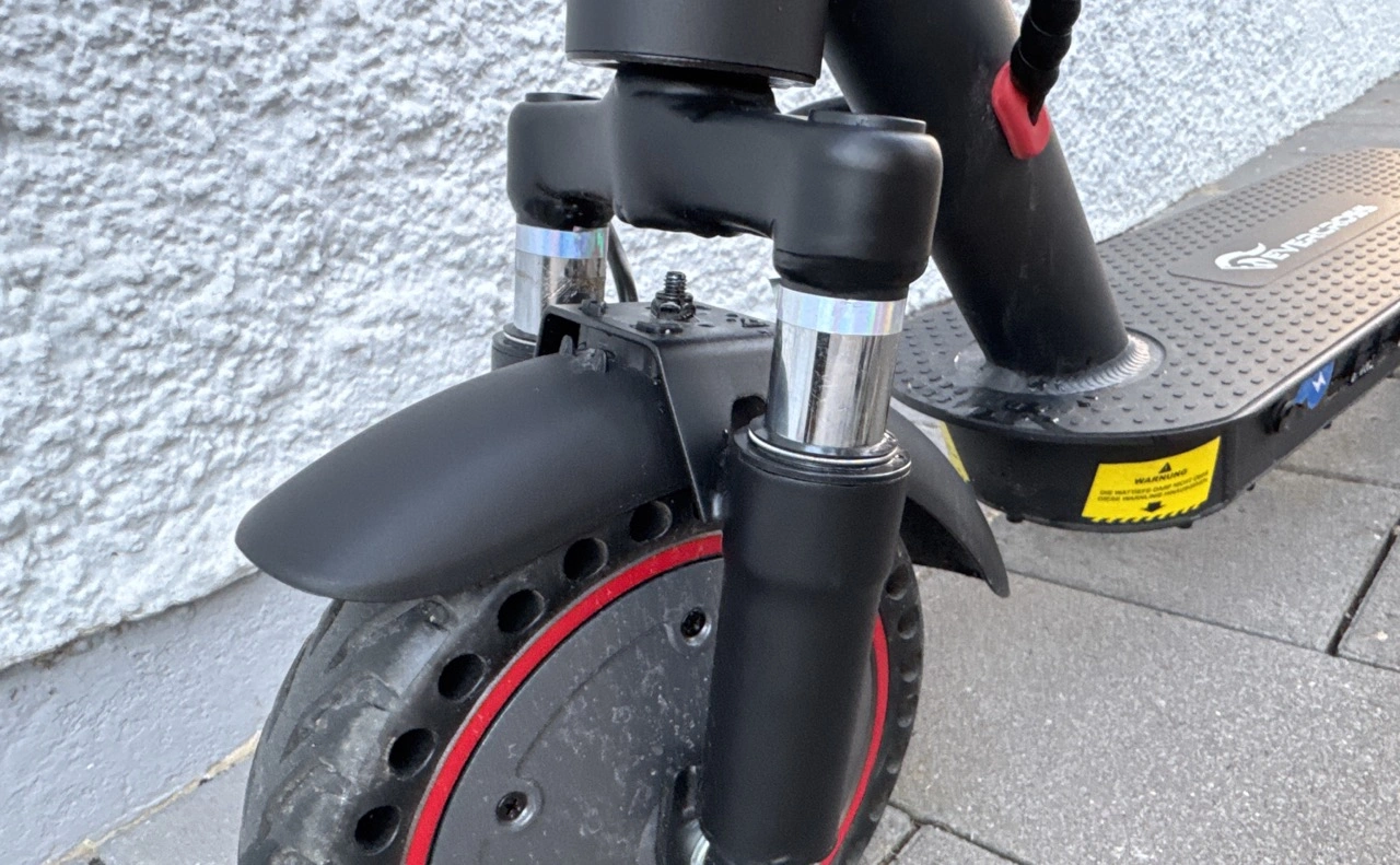 Evercross EV85F: Vorderrad mit Federung