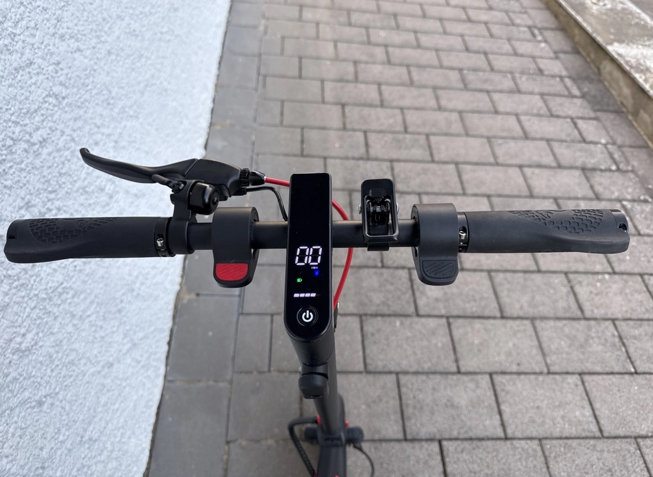 Evercross EV85F: Lenker mit Display und Bremshebel