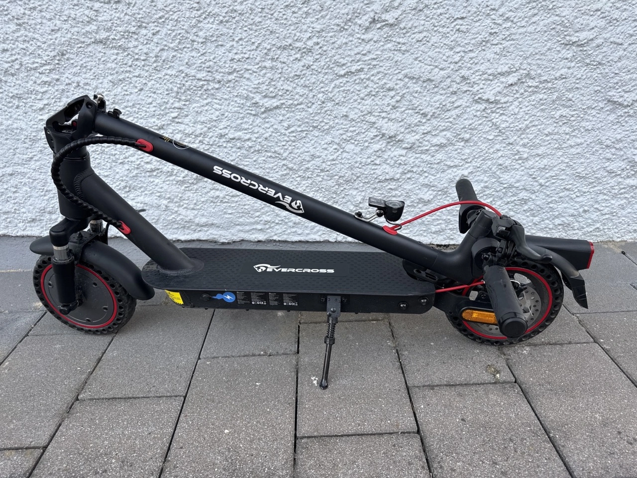 Evercross EV85F: zusammengeklappter E-Scooter im Seitenprofil