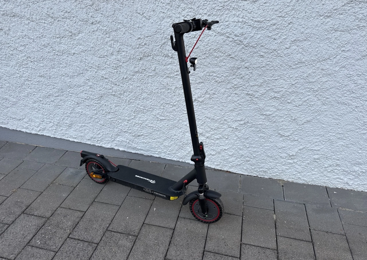 Evercross EV85F: aufgeklappter E-Scooter vor heller Wand