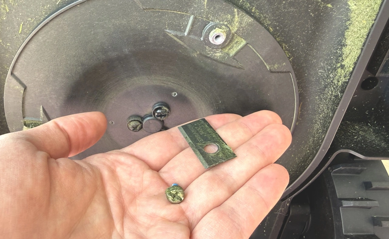 Terramow V600: Messerwechsel am Mähwerk