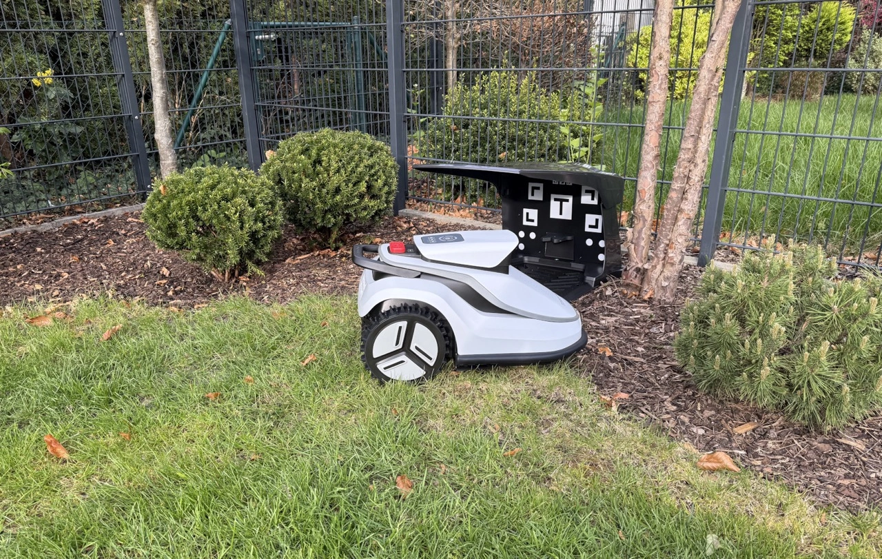 Terramow V600: Mähroboter an der Ladestation