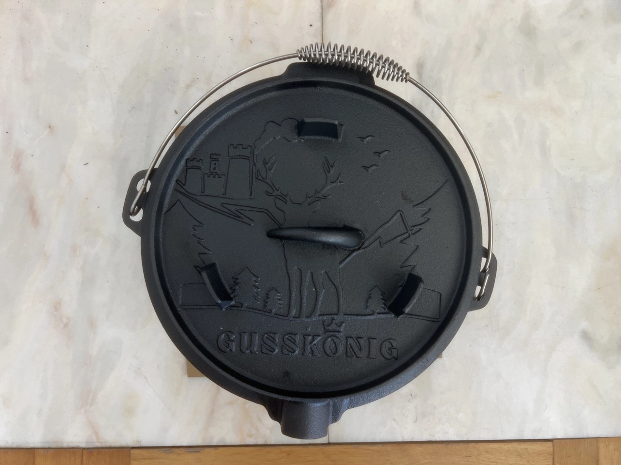 GUSSKÖNIG Dutch Oven 7L: Deckel mit Hirsch-Motiv