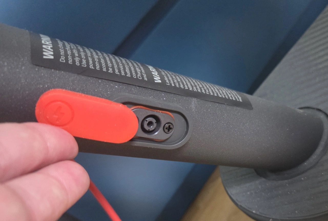 Xiaomi E-Scooter 5: Ladeanschluss mit Schutzkappe