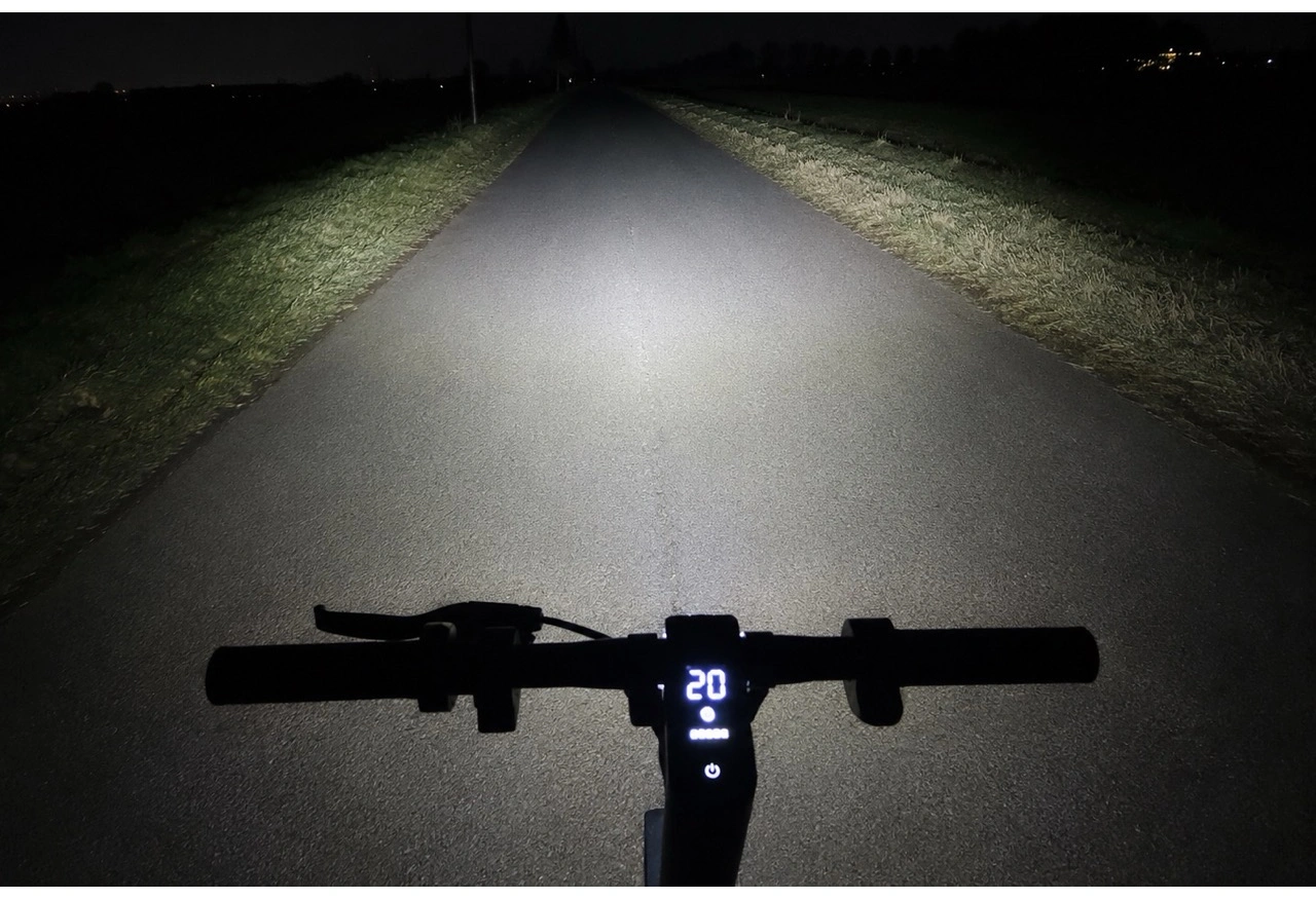 Xiaomi E-Scooter 5: Scheinwerfer im Dunkeln