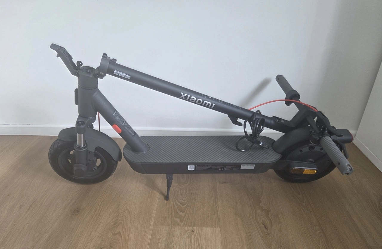 Xiaomi E-Scooter 5: zusammengeklappt in Seitenansicht