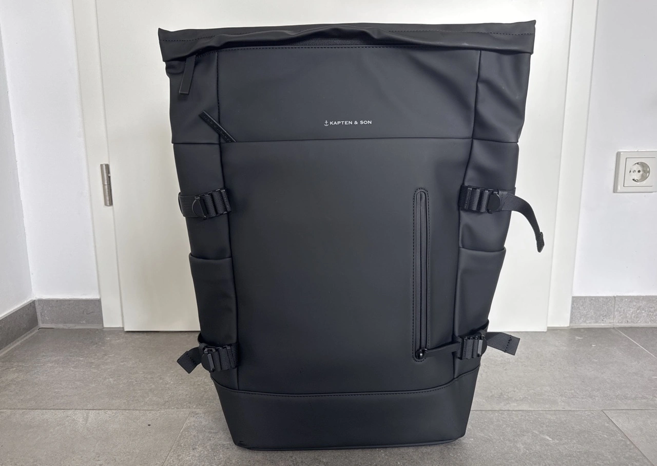 Kapten & Son Helsinki Pro All Black: Frontansicht des schwarzen Arbeitsrucksacks