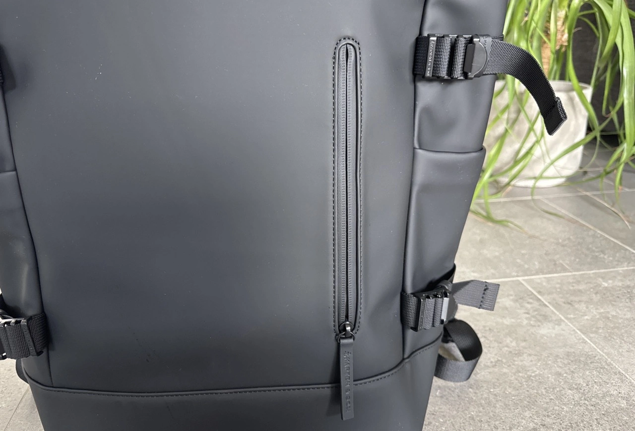 Kapten & Son Helsinki Pro All Black: Vorderer Schnellzugriff mit Reißverschluss