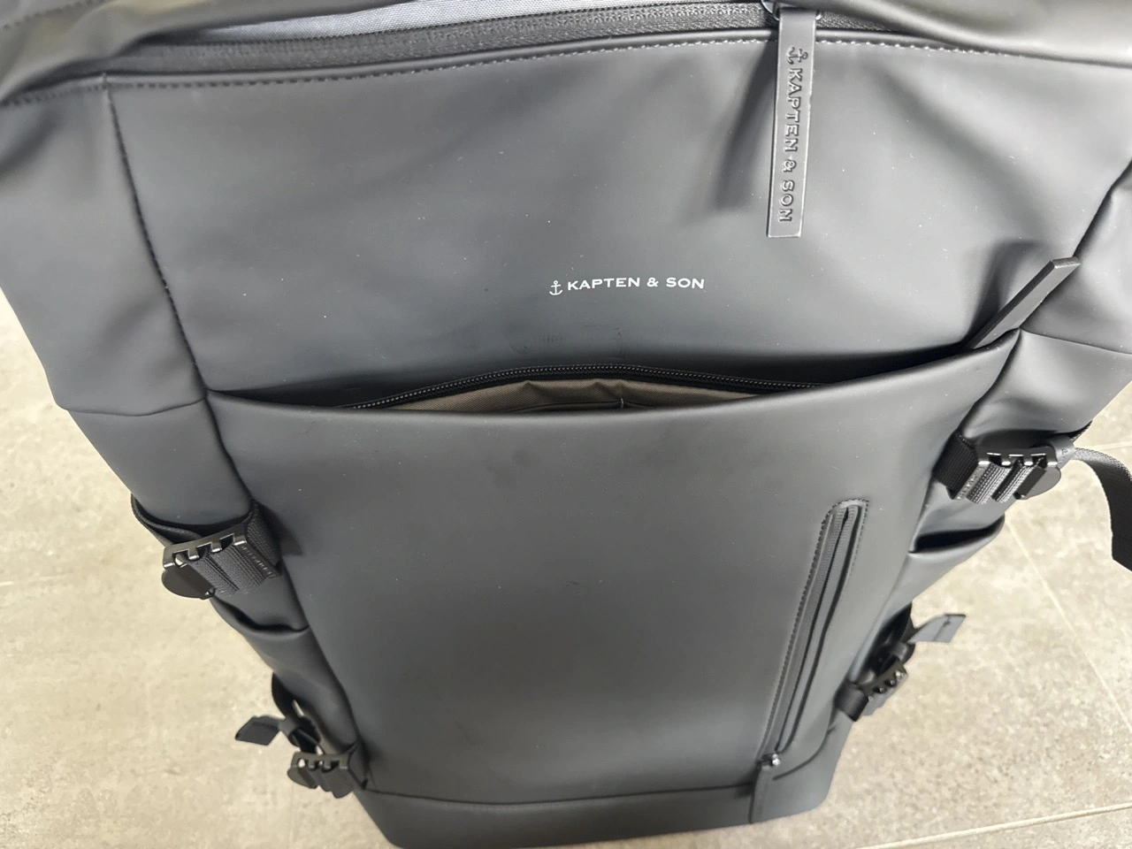 Kapten & Son Helsinki Pro All Black: Frontfach mit Markenlogo und Reißverschluss