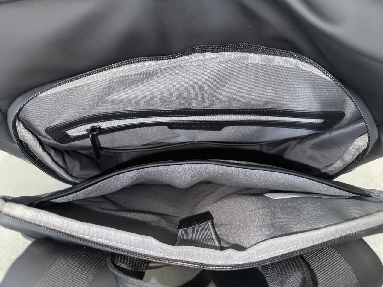 Kapten & Son Helsinki Pro All Black: Gepolstertes Laptopfach an der Rückseite