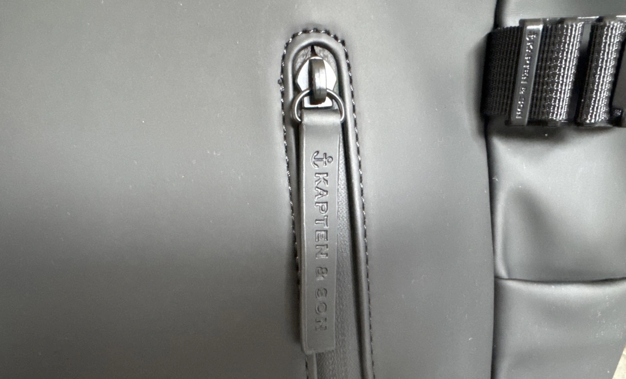 Kapten & Son Helsinki Pro All Black: Reißverschlusszug am Frontfach