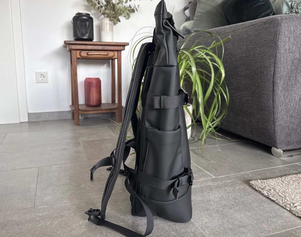 Kapten & Son Helsinki Pro All Black: Seitenansicht mit Rolltop und seitlichen Gurten