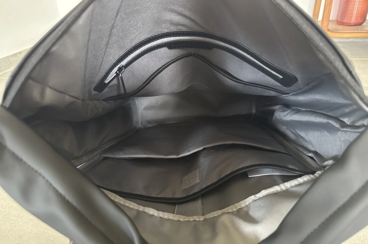 Kapten & Son Helsinki Pro All Black: Geöffnetes Hauptfach mit Innenfächern