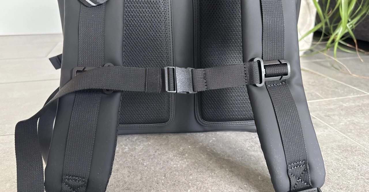 Kapten & Son Helsinki Pro All Black: Verstellbarer Brustgurt zwischen den Schultergurten