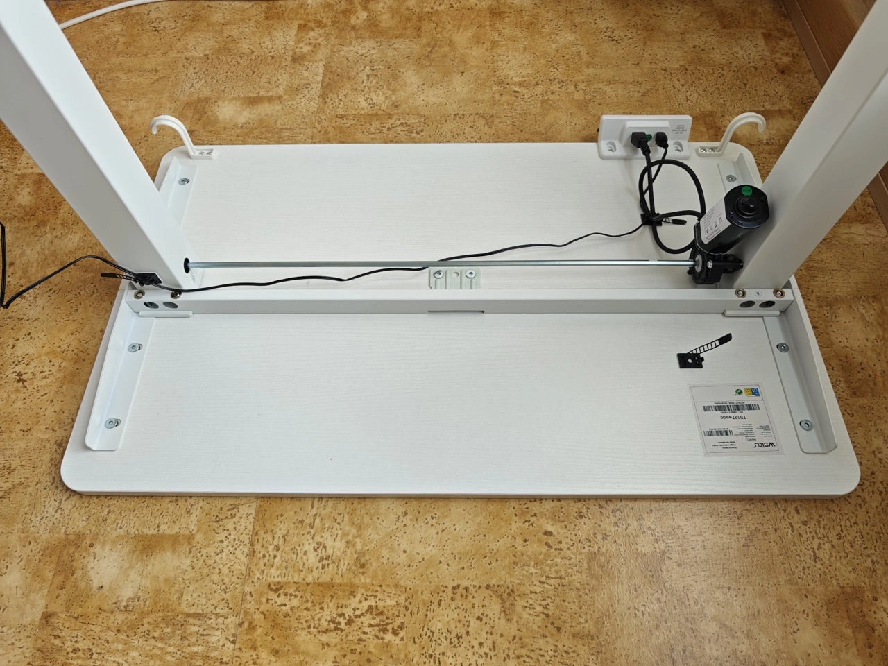 WOLTU Höhenverstellbarer Schreibtisch 80x48 cm: Unterseite mit Kabelmanagement und Motor