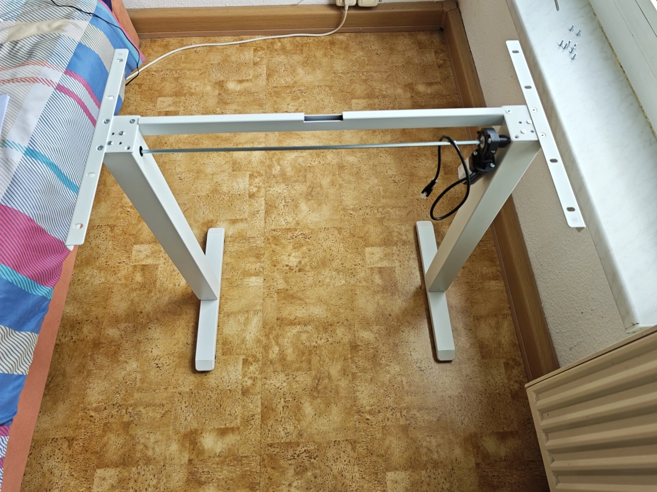 WOLTU Höhenverstellbarer Schreibtisch 80x48 cm: Montiertes Gestell vor der Tischplatte