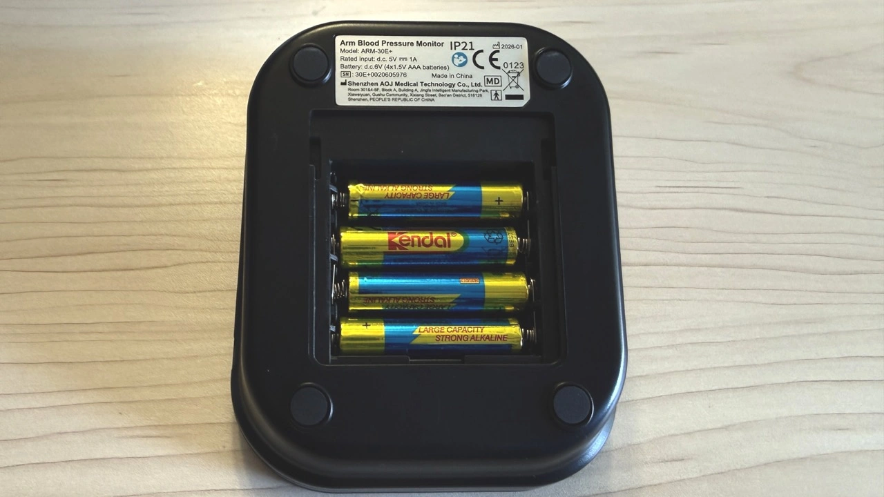 Sinocare ARM-30E+: Batteriefach auf der Geräteunterseite