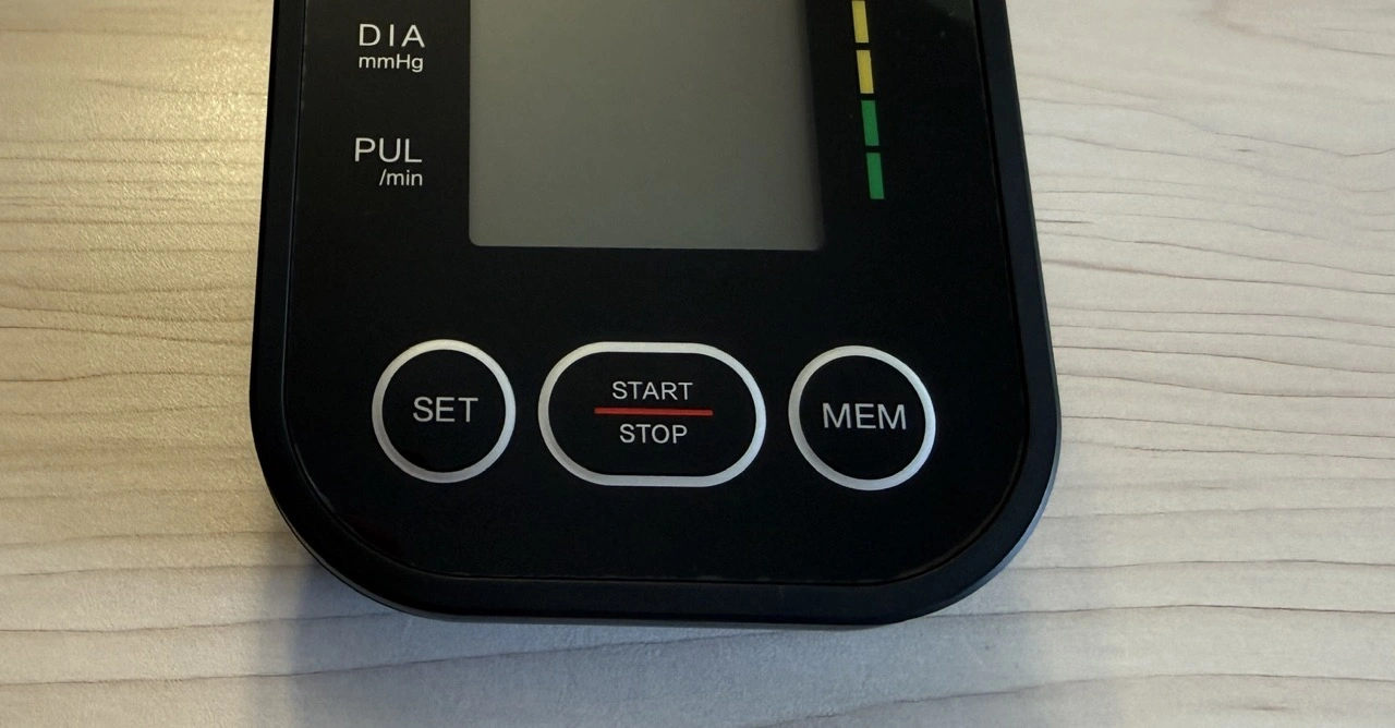 Sinocare ARM-30E+: klar beschriftete Tasten