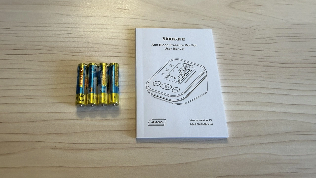 Sinocare ARM-30E+: Lieferumfang mit Batterien und Anleitung