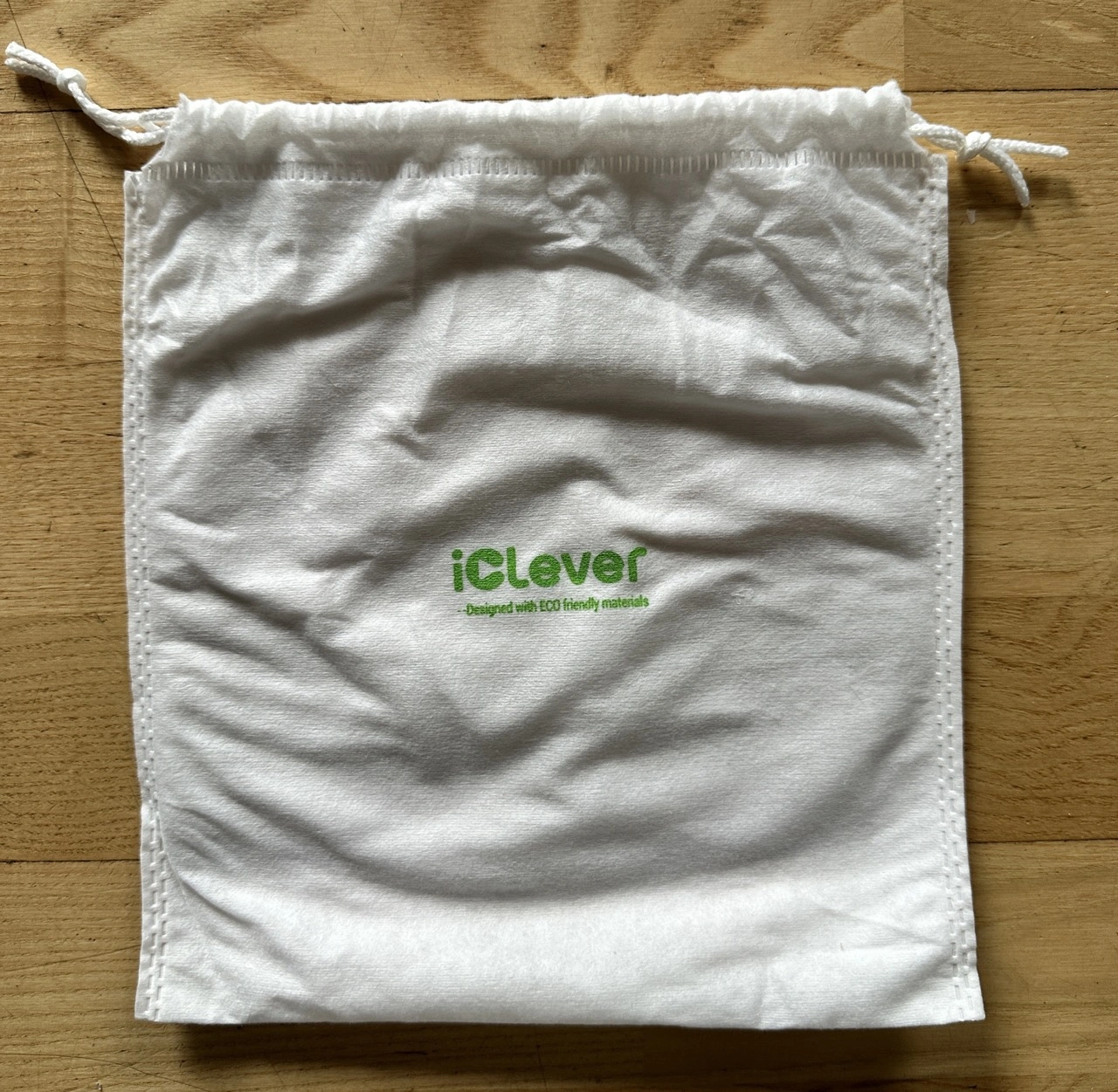 iClever BTH20: beiliegender Stoffbeutel mit iClever-Logo