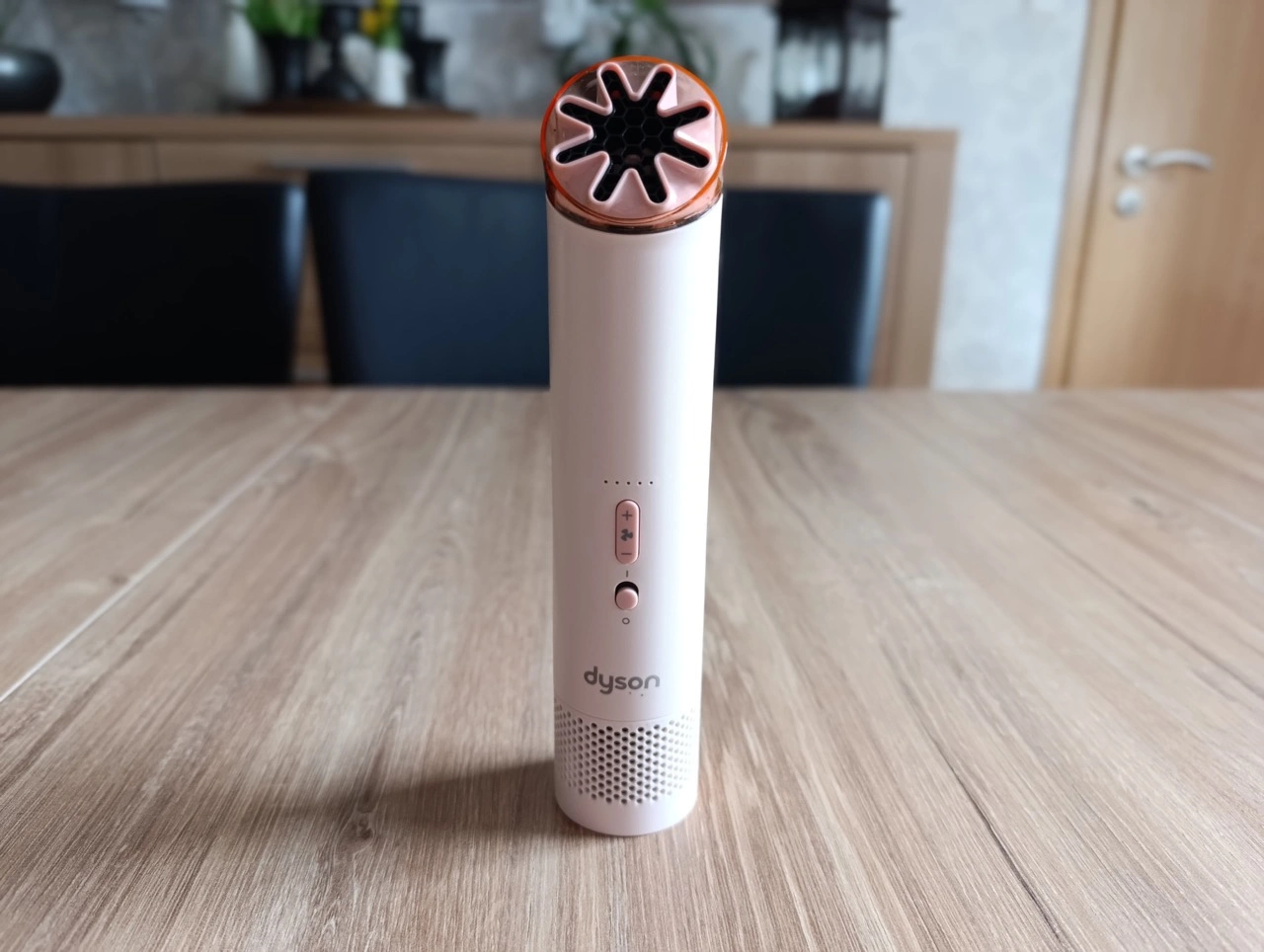 Dyson HushJet Mini Cool: Handventilator auf dem Tisch