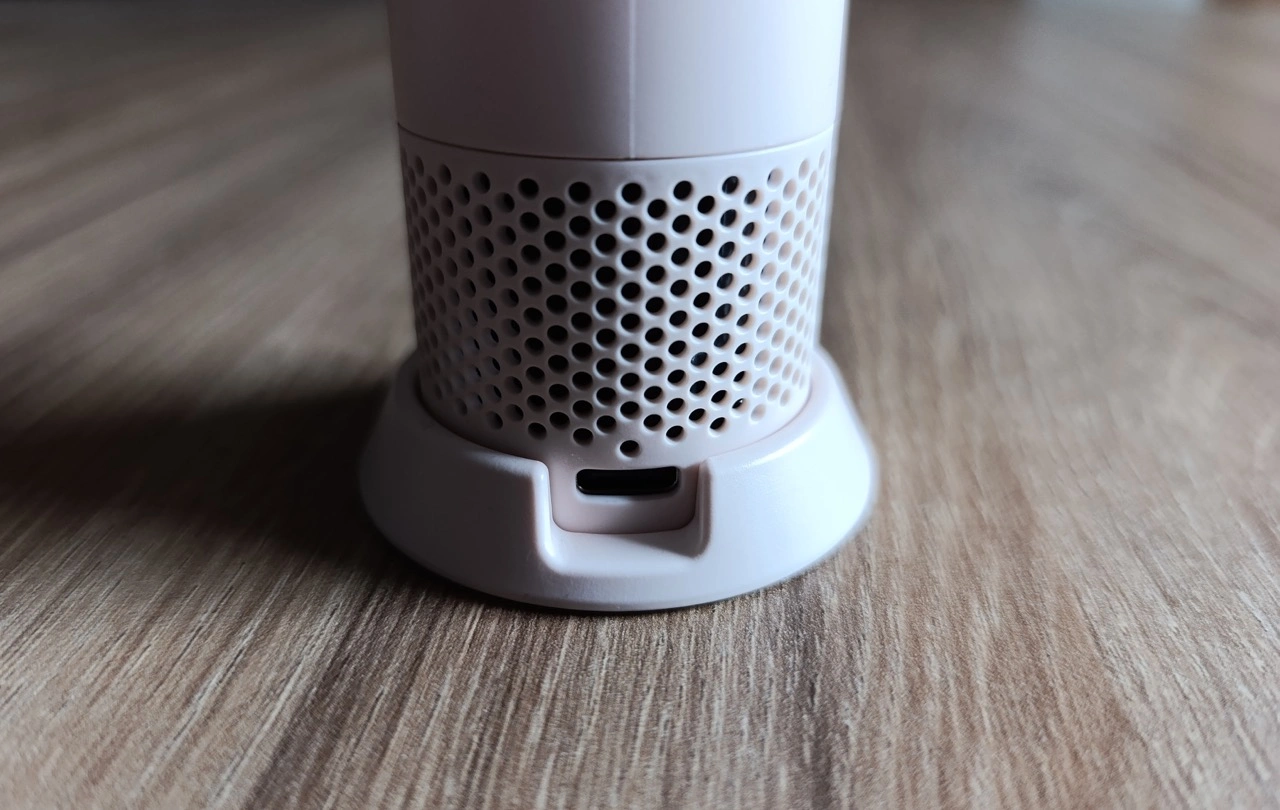 Dyson HushJet Mini Cool: USB-C-Anschluss an der Ladestation