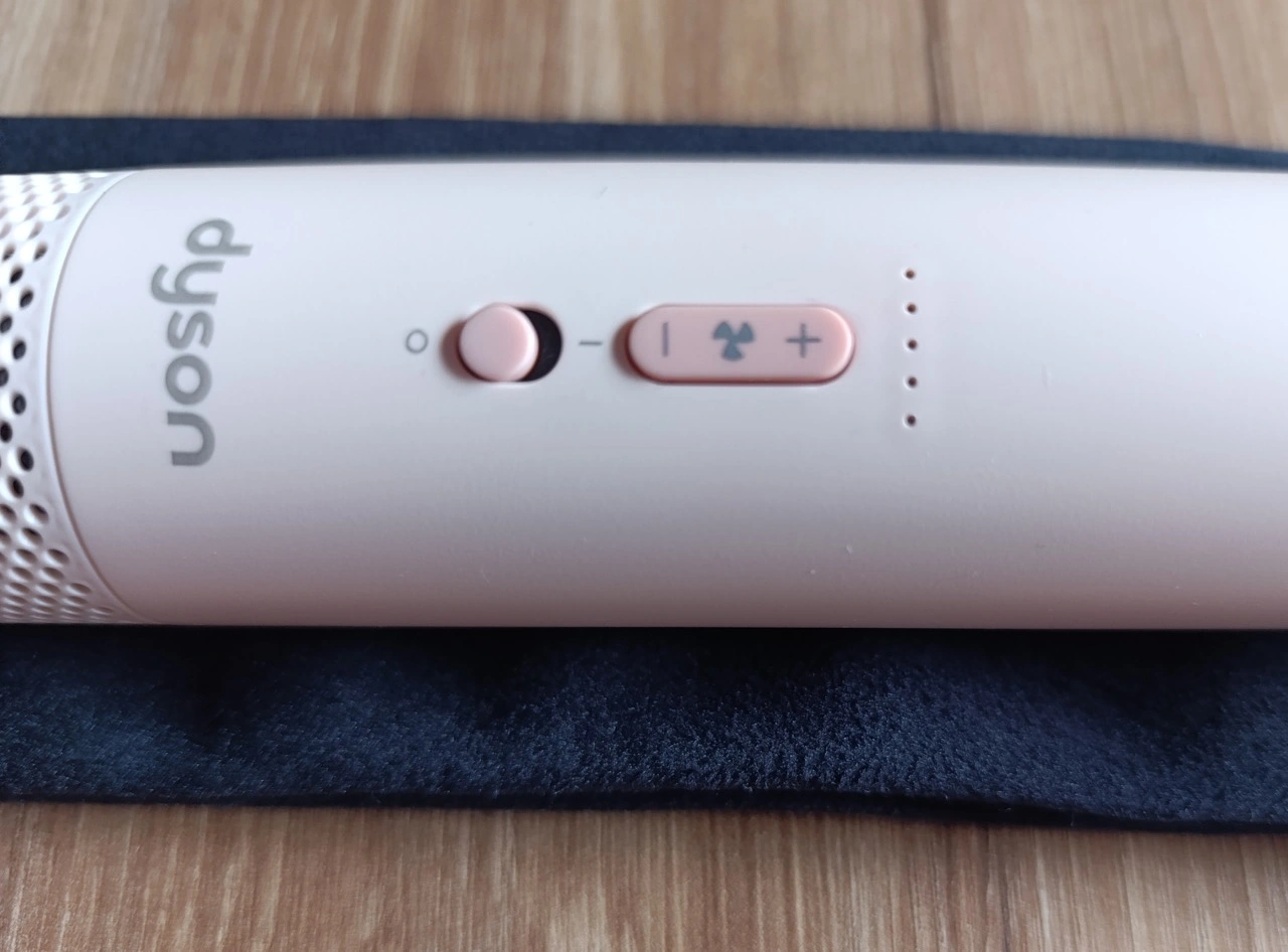 Dyson HushJet Mini Cool: Bedienfeld mit Luftstromstufen