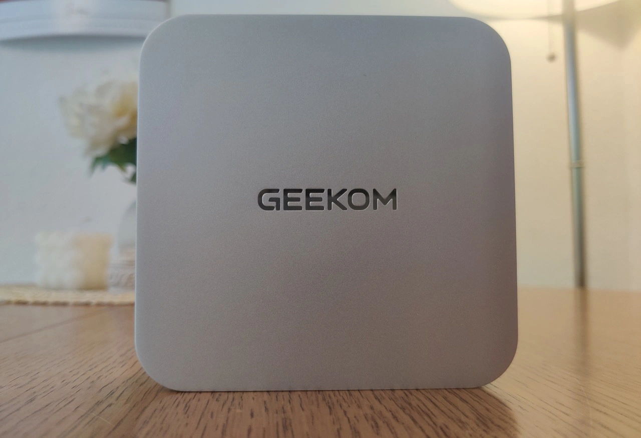 GEEKOM A7 2026 Edition AMD Ryzen 5 7545U: Nahaufnahme der Gehäusekante