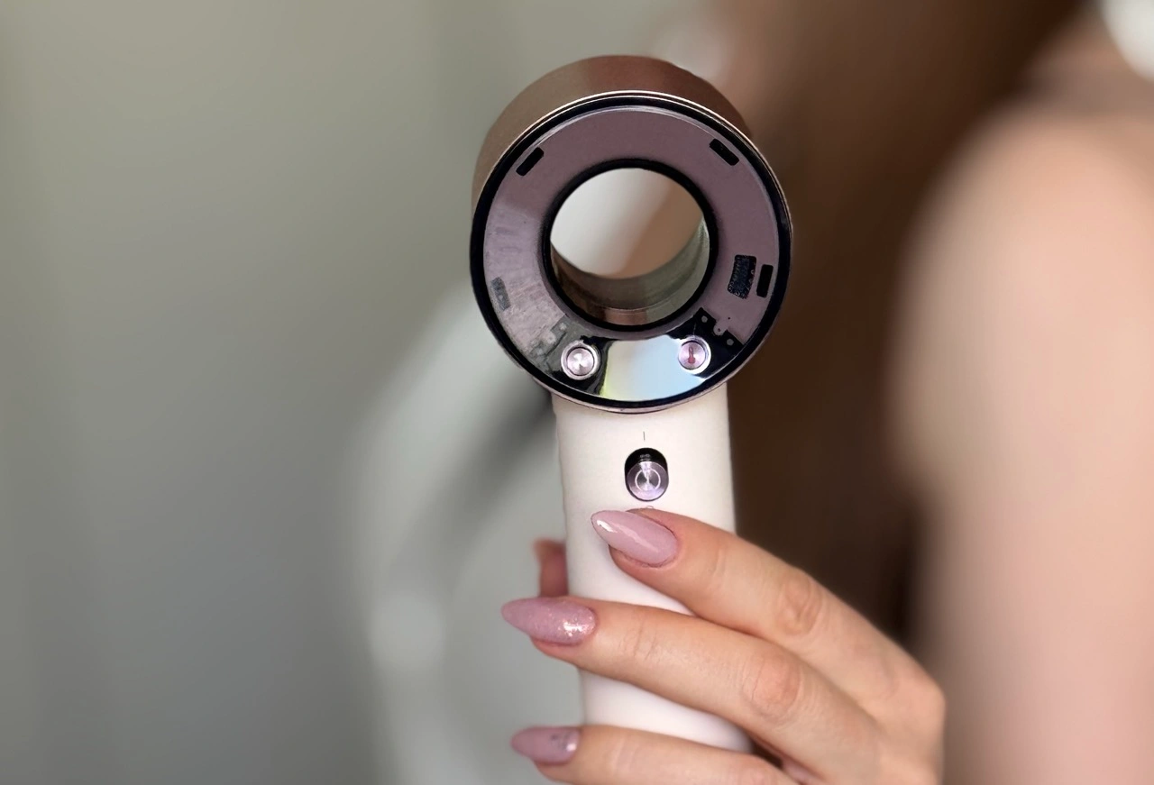 Dyson Supersonic Travel: Taste am Griff und Luftauslass