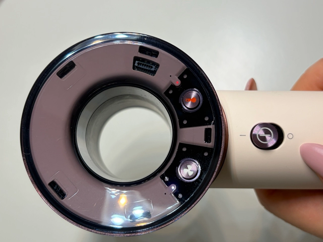 Dyson Supersonic Travel: Bedienelemente und LEDs