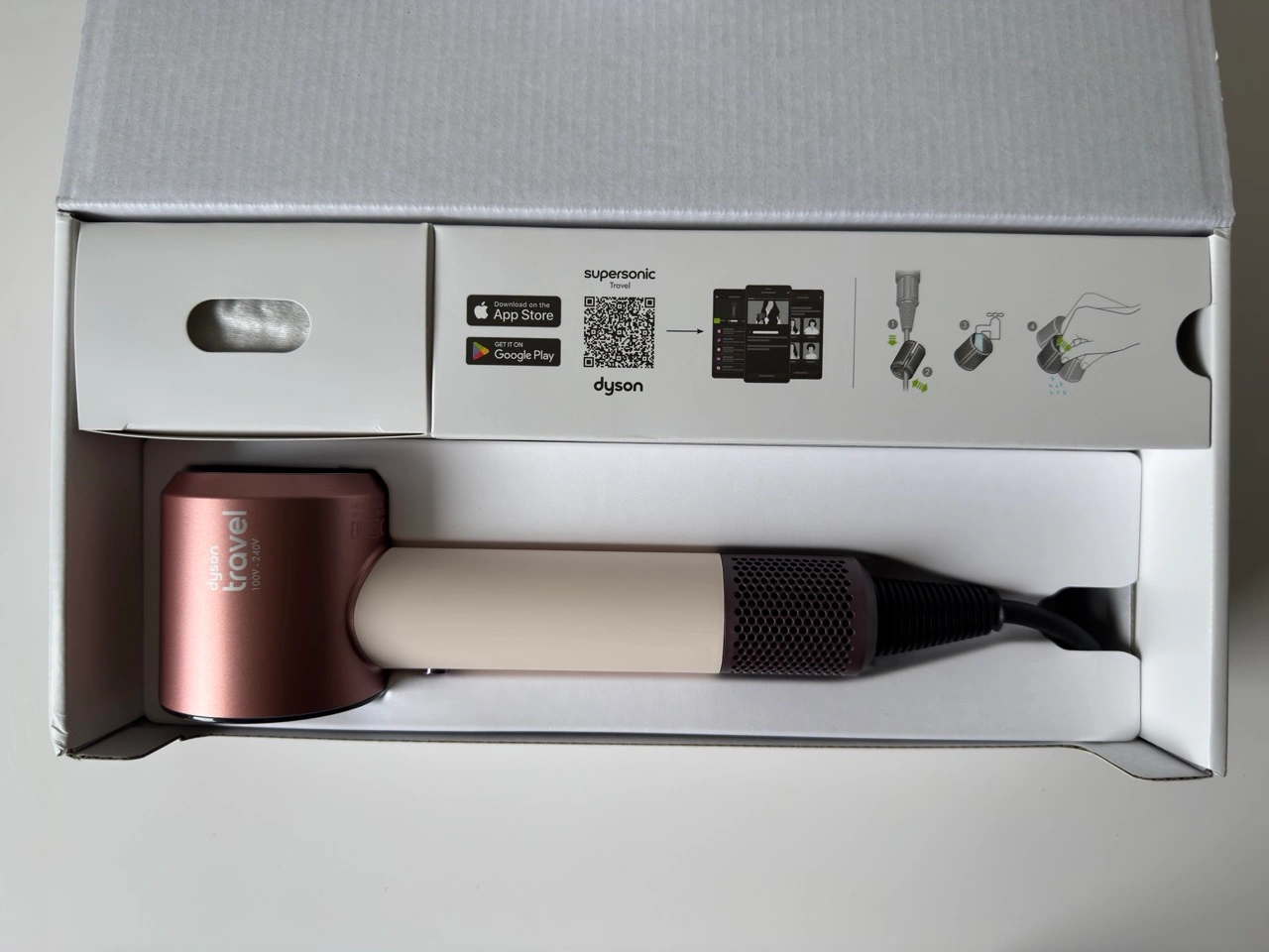 Dyson Supersonic Travel: Lieferumfang in der Verpackung