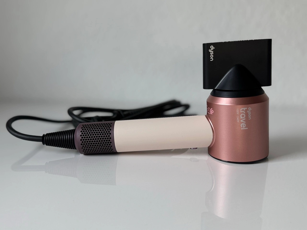 Dyson Supersonic Travel: kompakter Haartrockner mit Styling-Düse